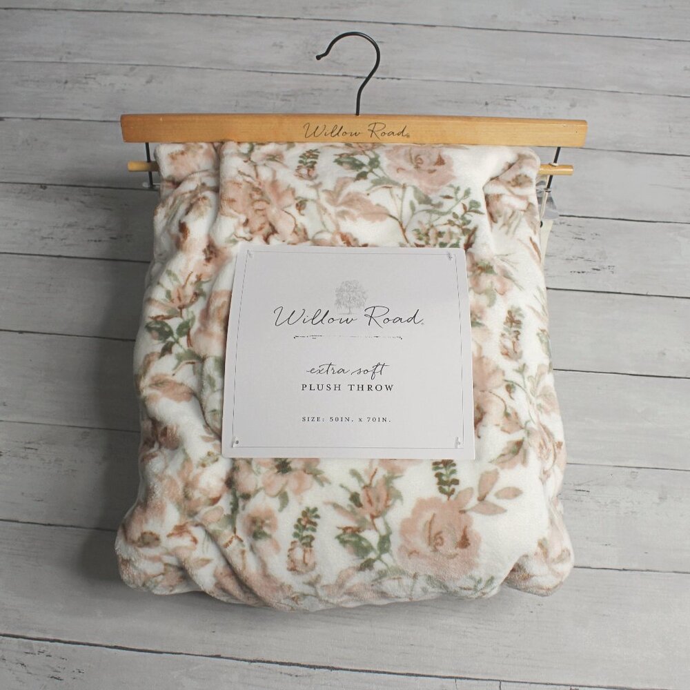 Artisan 34 Willow Road Plush Throw Blanket Vintage Pink White Floral 50" x 70"